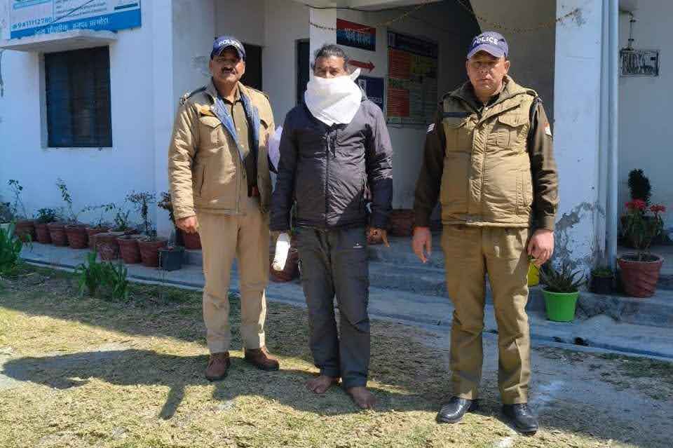 पड़ोसियों के आपसी विवाद में हुई फायरिंग से 03 लोग घायल; बंदूक समेत आरोपी गिरफ्तार