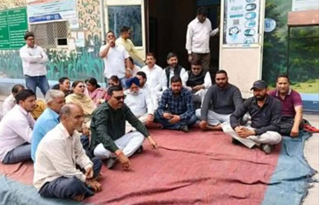 मारपीट के आरोपियों की गिरफ्तारी की मांग  को लेकर टोल प्लाजा पर कांग्रेसियों ने किया प्रदर्शन,