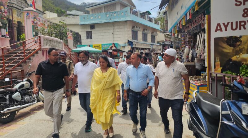 कुंभ मेला 2027 की तैयारियों में जुटा मेला प्रशासन, विधायक के साथ भ्रमण कर घाटों का लिया जायजा  