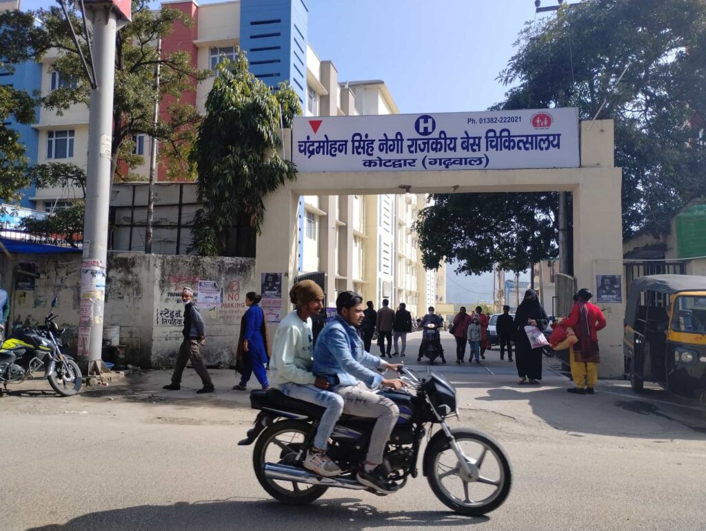 कोटद्वार के चंद्रमोहन सिंह नेगी बेस अस्पताल के अस्थि विभाग पर लटका ताला, भटक रहे मरीज
