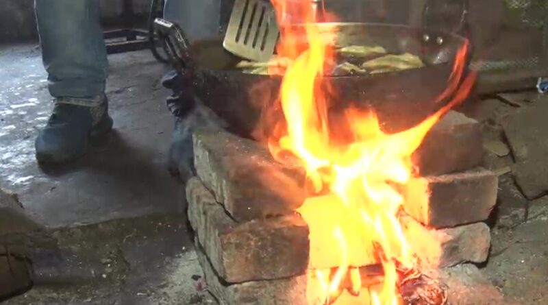 गैस की किल्लतः होटल- ढावे वाले लकड़ी के चुल्हे  से चला रहे काम,दुकानदारी भी हुई आधी