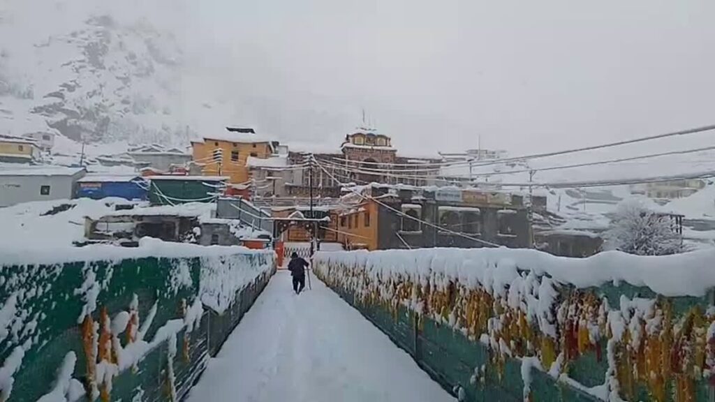 जबरदस्त बर्फबारी से चांदी सी चमकीं बदरीनाथ व हेमकुंड की पहाड़ियां, ठंड बढ़ी