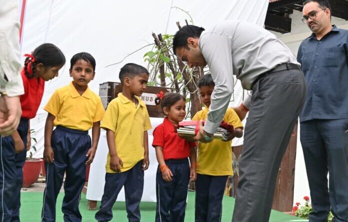 जिलाधिकारी के प्रयासों से मुख्यधारा से जुड़ने लगा सड़कों पर बिखरा बचपन