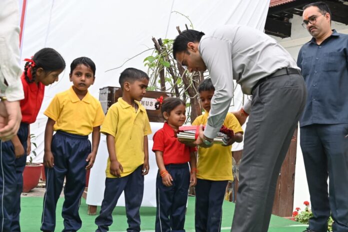 जिलाधिकारी के प्रयासों से मुख्यधारा से जुड़ने लगा सड़कों पर बिखरा बचपन