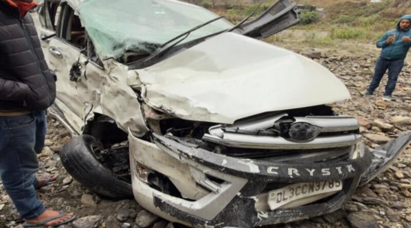 गहरी खाई में गिरी कार,तीन की मौत