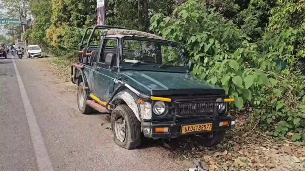 जिप्सी और तेज रफ्तार कार की टक्कर,तीन घायल