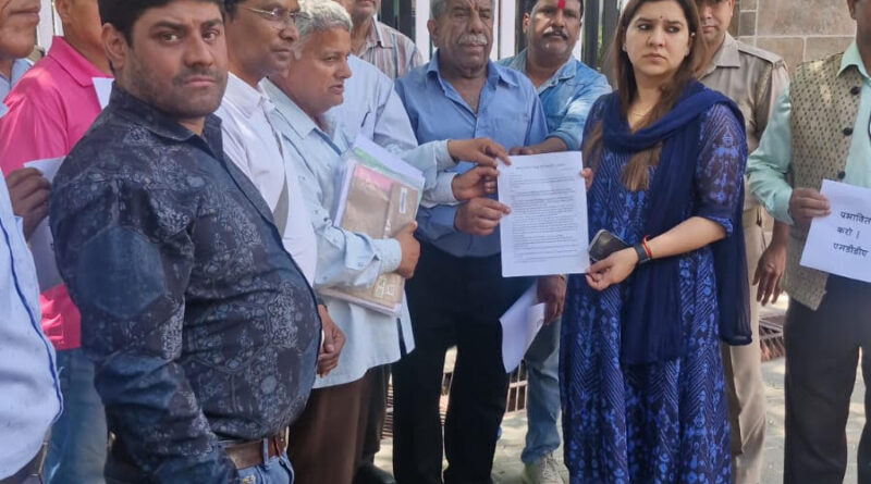 इंदिरा मार्केट पुनर्विकास योजना में काम ठप होने से प्रभावितों ने किया प्रदर्शन