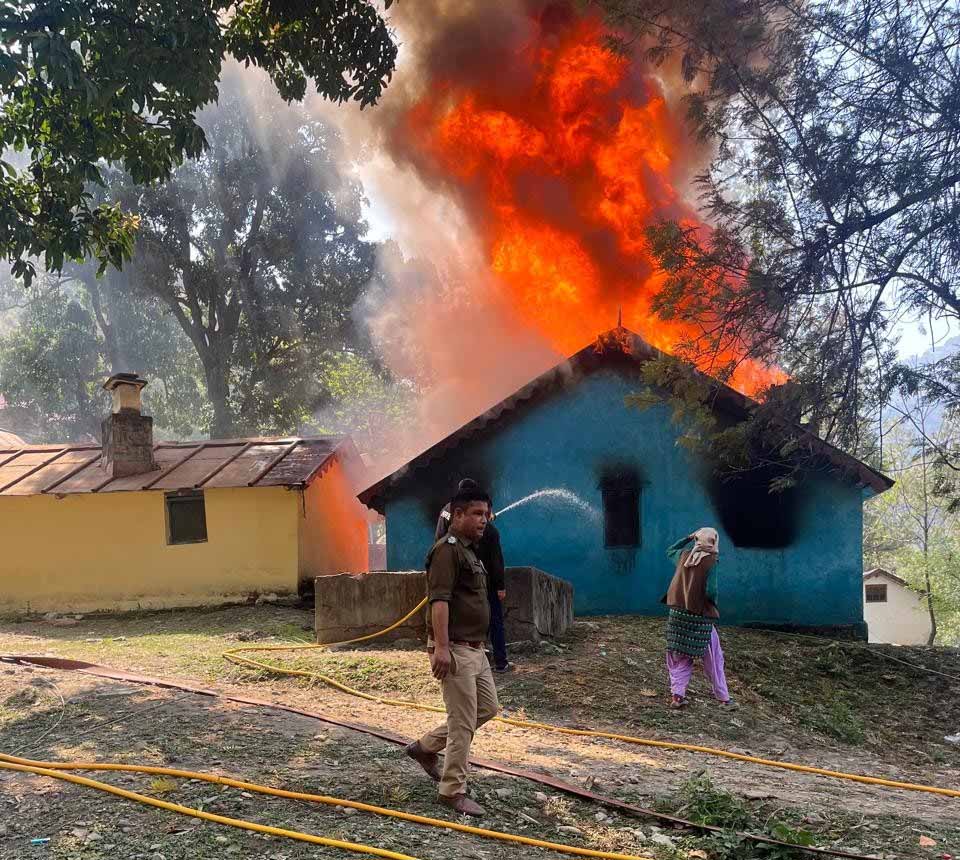 लकड़ी के मकान में भीषण आग लग जाने से सारा सामान जलकर हुआ राख