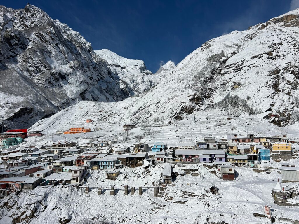 उत्तराखंड में फिर बिगड़ा मौसम का मिज़ाज बदरी-केदार समेत ऊंचाई वाले स्थानों में  गिरी बर्फ