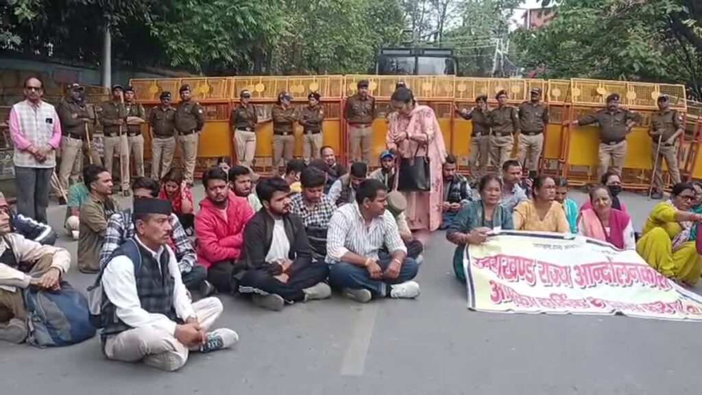 लंबित मांगों को लेकर राज्य आंदोलनकारियों ने किया सचिवालय कूच, सरकार के खिलाफ बोला हल्ला
