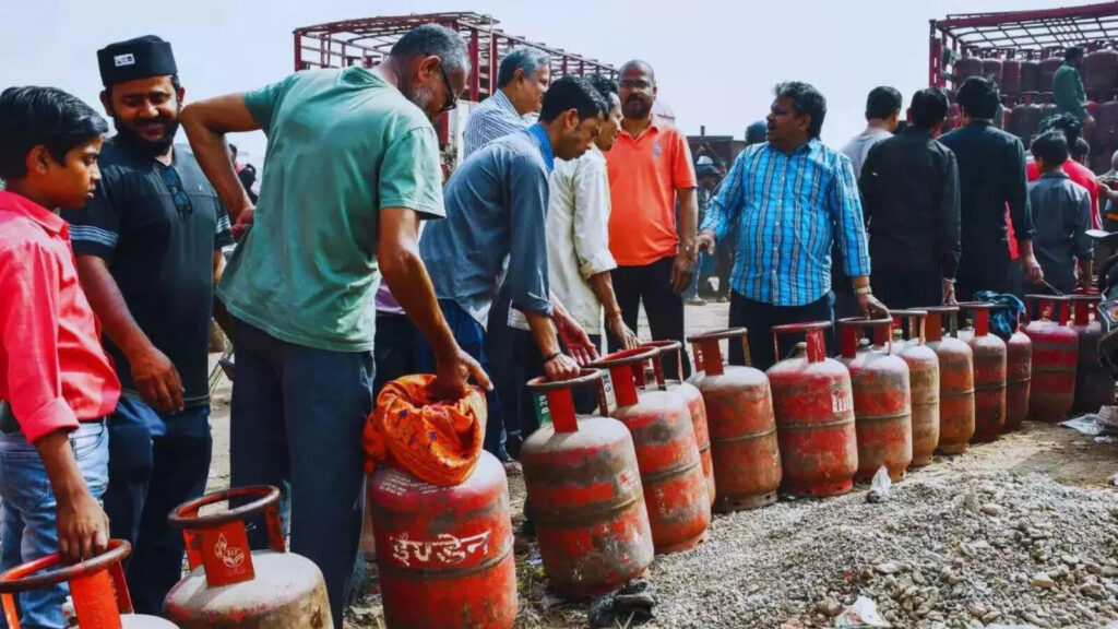 ढाबों और रेस्टोरेंट संचालकों ने  की गैस सिलेंडर उपलब्ध कराने की मांग