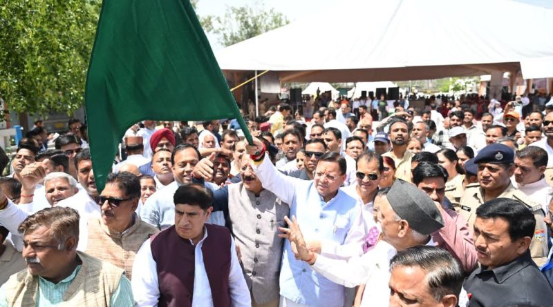 सीएम धामी ने ऋषिकेश से चार धाम जाने वाली बसों को हरी झंडी दिखाकर किया रवाना  