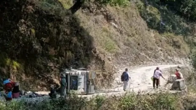 बागेश्वर हादसा: अनियंत्रित बोलेरो दुर्घटनाग्रस्त, 11 लोग जख्मी