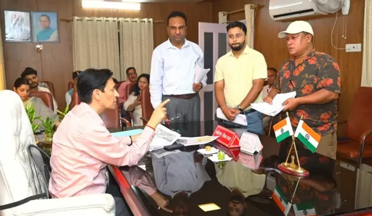 कमिश्नर दीपक रावत ने सुनीं लोगों की शिकायतें, मौके पर ही किया समाधान 