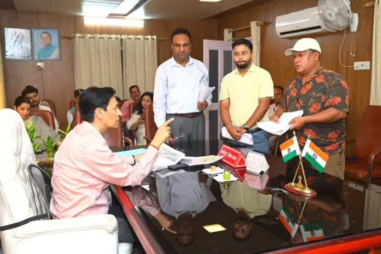 कमिश्नर दीपक रावत ने सुनीं लोगों की शिकायतें, मौके पर ही किया समाधान 