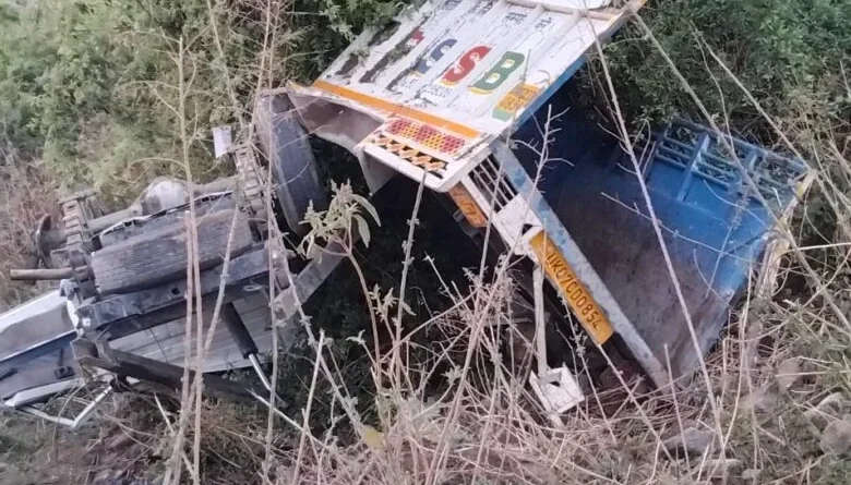 टिहरी हादसा: पिकअप खाई में गिरा, चालक की मौत—SDRF ने घायल को बचाया