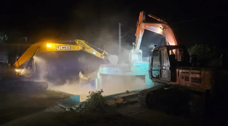 उधम सिंह नगर: रेलवे भूमि से अवैध मजार हटाई गई, प्रशासन की कार्रवाई