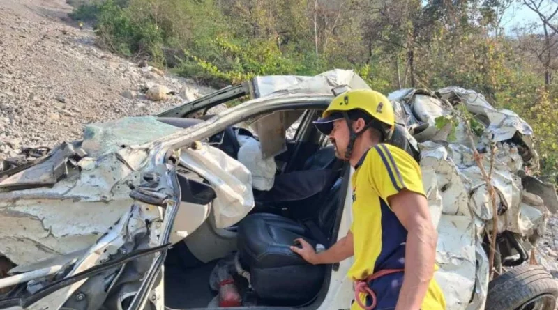 देवप्रयाग: 400 मीटर गहरी खाई में गिरी कार, युवती लापता