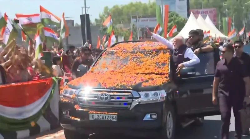 दिल्ली देहरादून एक्सप्रेस वे… भव्य रोड शो के साथ लोकार्पण स्थल की ओर बढ़ रहे प्रधानमंत्री मोदी