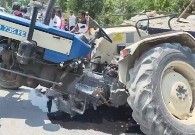 चोरगलिया–सितारगंज मार्ग पर भीषण हादसा: तेज रफ्तार कार की टक्कर से ट्रैक्टर दो हिस्सों में बंटा