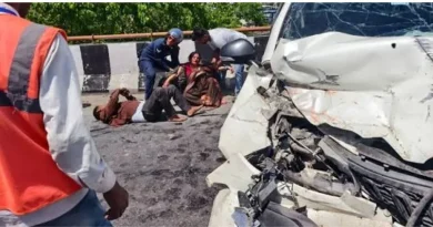 कौडियाला में दर्दनाक हादसा: ट्रक से भिड़ी कार, महिला की मौत, 7 घायल