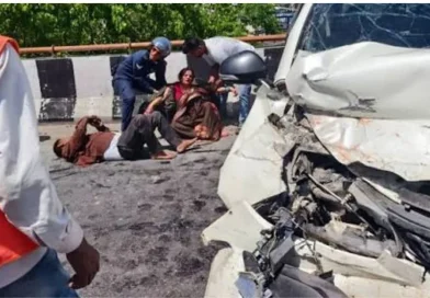 कौडियाला में दर्दनाक हादसा: ट्रक से भिड़ी कार, महिला की मौत, 7 घायल