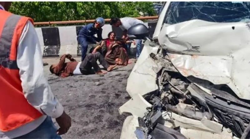 कौडियाला में दर्दनाक हादसा: ट्रक से भिड़ी कार, महिला की मौत, 7 घायल