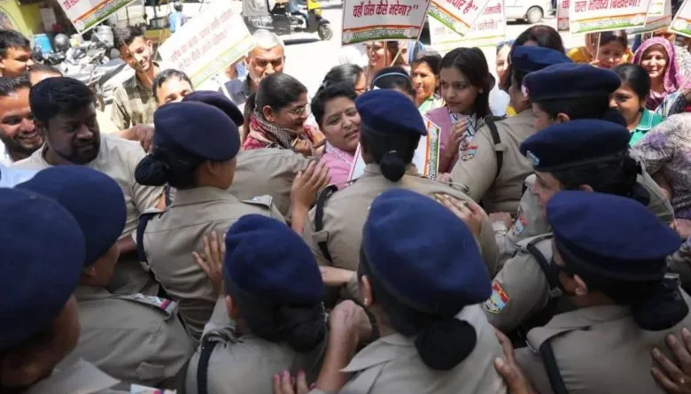 देहरादून में निजी स्कूल फीस पर बवाल: महिला कांग्रेस ने शिक्षा मंत्री आवास घेरा, पुलिस से झड़प