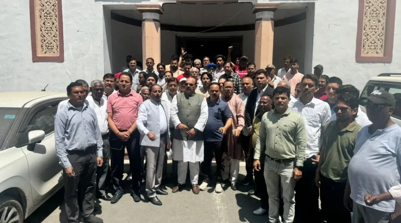 नगर निगम में बस्तीवासियों का प्रदर्शन, अतिक्रमण कार्रवाई रोकने की मांग