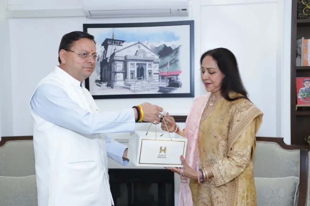 CM धामी से हेमा मालिनी की शिष्टाचार भेंट, ‘हाउस ऑफ हिमालयाज़’ उत्पाद भेंट