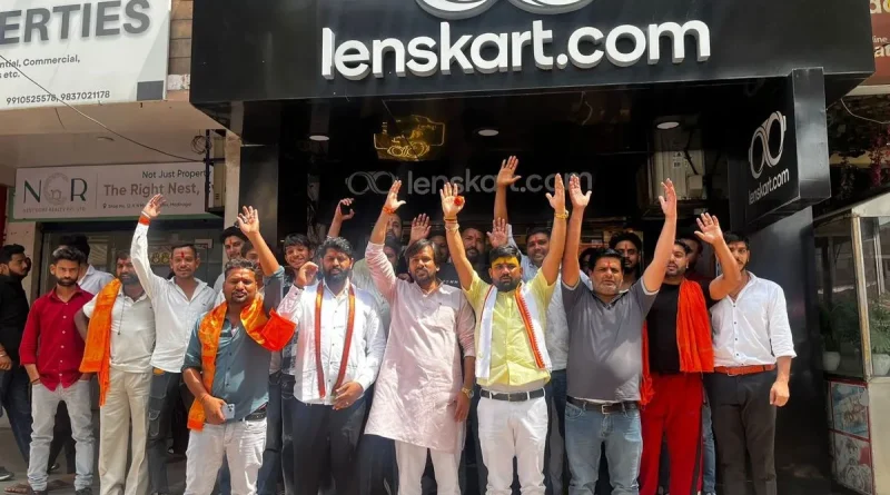 लेंसकार्ट विवाद: दून में बजरंग दल का हंगामा, कर्मचारियों को तिलक-कलावा पहनाया, 2 दिन में माफी की चेतावनी