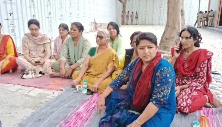 राष्ट्रपति निकेतन गेट के सामने शराब की दुकान का विरोध, सड़क पर उतरी स्थानीय महिलाएं, कांग्रेस ने दिया समर्थन