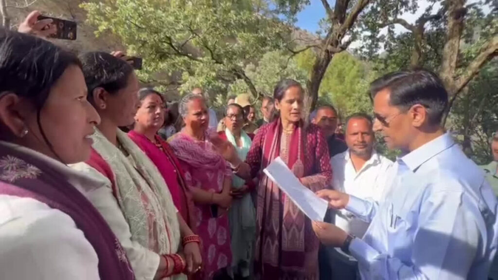 महिलाओं ने किया शराब की दुकान खोले जाने का विरोध, कमिश्नर दीपक रावत से की शिकायत