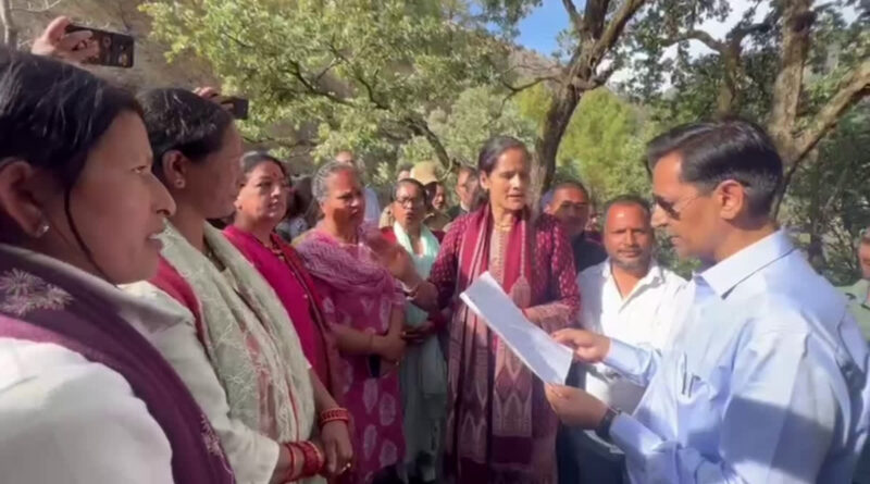 महिलाओं ने किया शराब की दुकान खोले जाने का विरोध, कमिश्नर दीपक रावत से की शिकायत