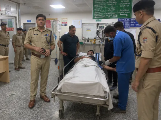 देहरादून: मुठभेड़ में बदमाश ढेर, SHO समेत दो घायल, ₹2 लाख लूट की वारदात