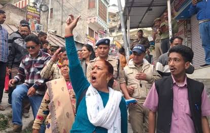 महिलाओं ने रैली निकालकर किया गुस्से का इज़हार,स्थानीय युवक पर हमले के विरोध में बंद रहा पौड़ी बाजार