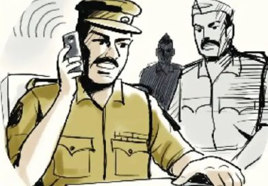 महंगा पड़ा प्रेमी को सरप्राइज गिफ्ट देने का खयाल, गर्लफ्रेंड ने शोरूम से उड़ाईं ब्रांडेड घड़ियां, गिरफ्तार  