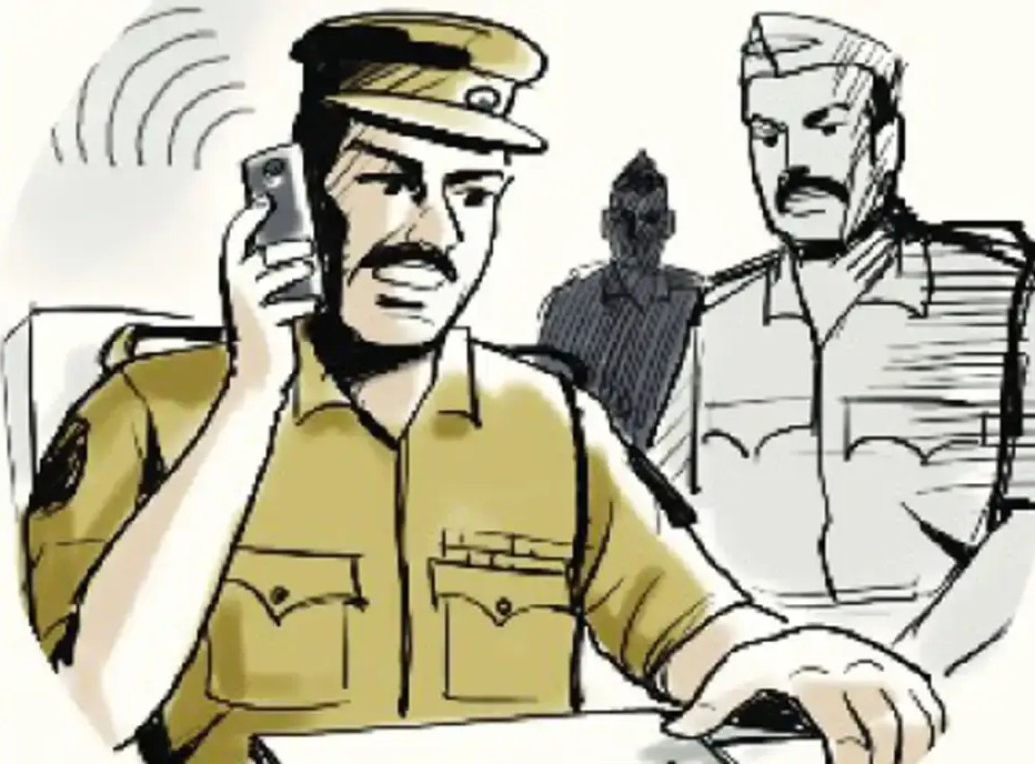 महंगा पड़ा प्रेमी को सरप्राइज गिफ्ट देने का खयाल, गर्लफ्रेंड ने शोरूम से उड़ाईं ब्रांडेड घड़ियां, गिरफ्तार  