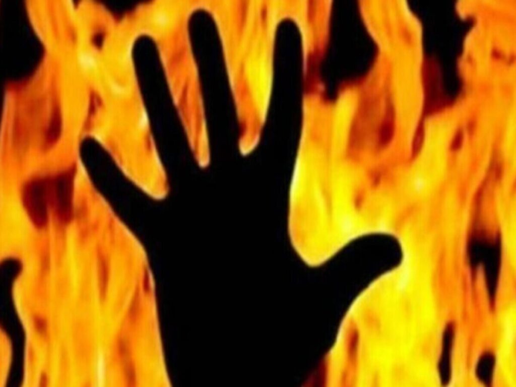 खेत का रास्ता खुलवाने को खुलवाने को SDM कार्यालय के बाहर किसान ने किया आत्मदाह का प्रयास