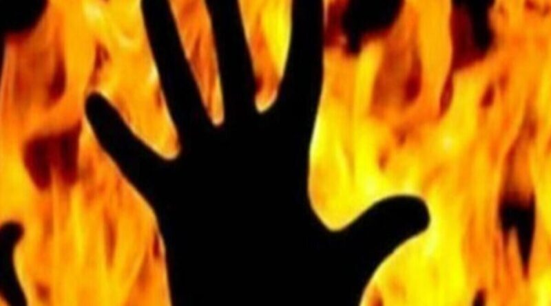 खेत का रास्ता खुलवाने को खुलवाने को SDM कार्यालय के बाहर किसान ने किया आत्मदाह का प्रयास