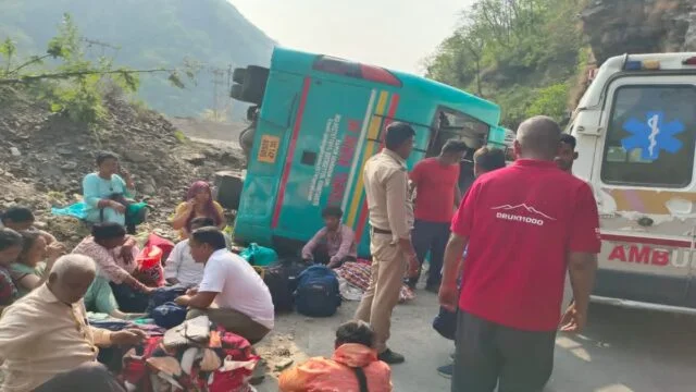 ऋषिकेश- बदरीनाथ मार्ग पर बड़ा सड़क हादसा, शिवपुरी के पास बस पलटी