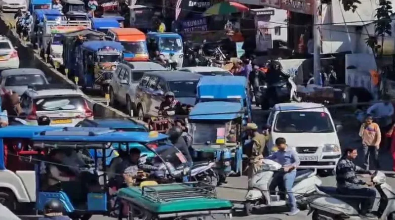 ऋषिकेश में वीकेंड और चारधाम यात्रा से 2 किमी लंबा जाम