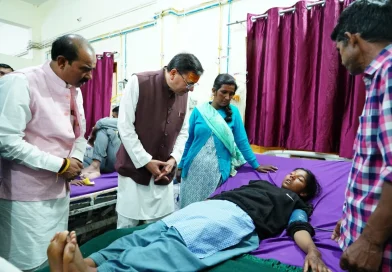 जिला अस्पताल पहुंचे सीएम धामी, मरीजों से मिलकर जाना स्वास्थ्य सेवाओं का हाल