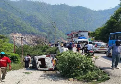 रुद्रप्रयाग-श्रीनगर हाईवे पर मैक्स वाहन हादसा, प्रशासन की तत्परता से घायलों को मिला समय पर उपचार