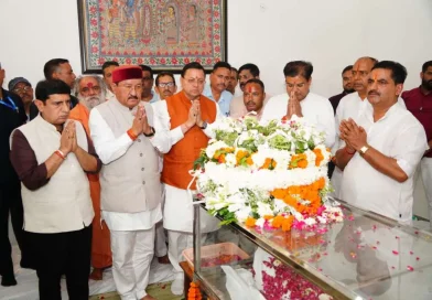 देहरादून : सीएम पुष्कर धामी ने स्वर्गीय मेजर जनरल भुवन चंद्र खण्डूरी को अर्पित की भावभीनी श्रद्धांजलि