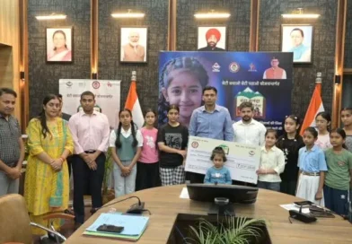 बेटियों की शिक्षा को मिली उड़ान: आज 39 बालिकाएं बनीं “नंदा-सुनंदा” DM ने वितरित किए 12.98 लाख के चेक