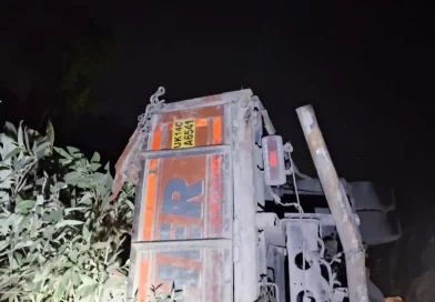 गहरी खाई में गिरे ट्रक चालक को SDRF ने किया रेस्क्यू, अंधेरे में चलाया सफल अभियान