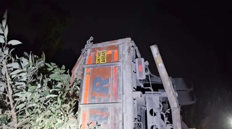 गहरी खाई में गिरे ट्रक चालक को SDRF ने किया रेस्क्यू, अंधेरे में चलाया सफल अभियान