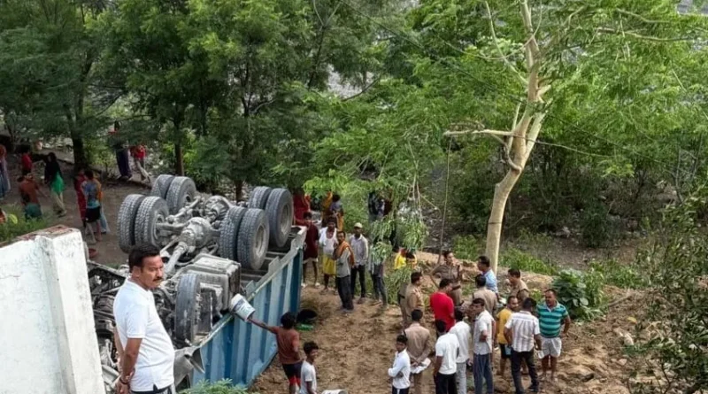 ऋषिकेश भद्रकाली के पास बड़ा हादसा: ट्रक 20 मीटर नीचे गिरा, महिला और चालक की मौत