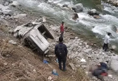 दुखद : यहां सुबह तड़के कार गिरी गहरी खाई में, तीन की मौत तीन गंभीर घायल